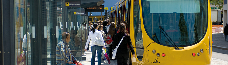 tram à porte jeune