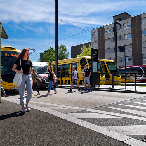 à la descente du bus