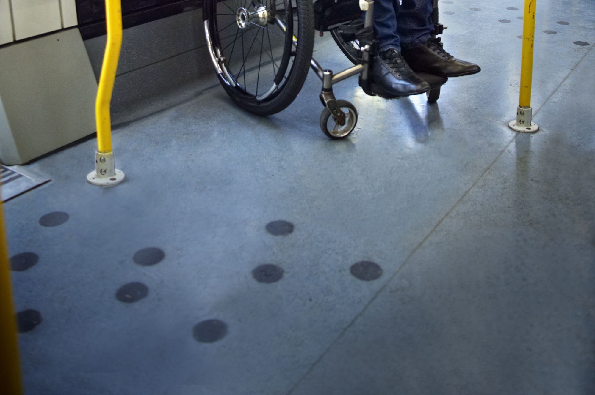 Pastilles rugueuses autours des valideurs dans le tramway