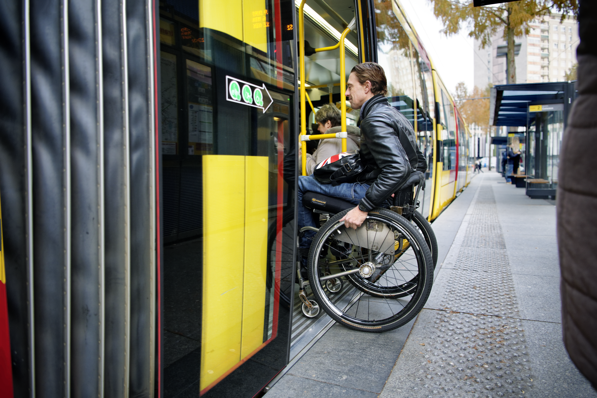 Personne en fauteuil roulant montant à bord du tramway