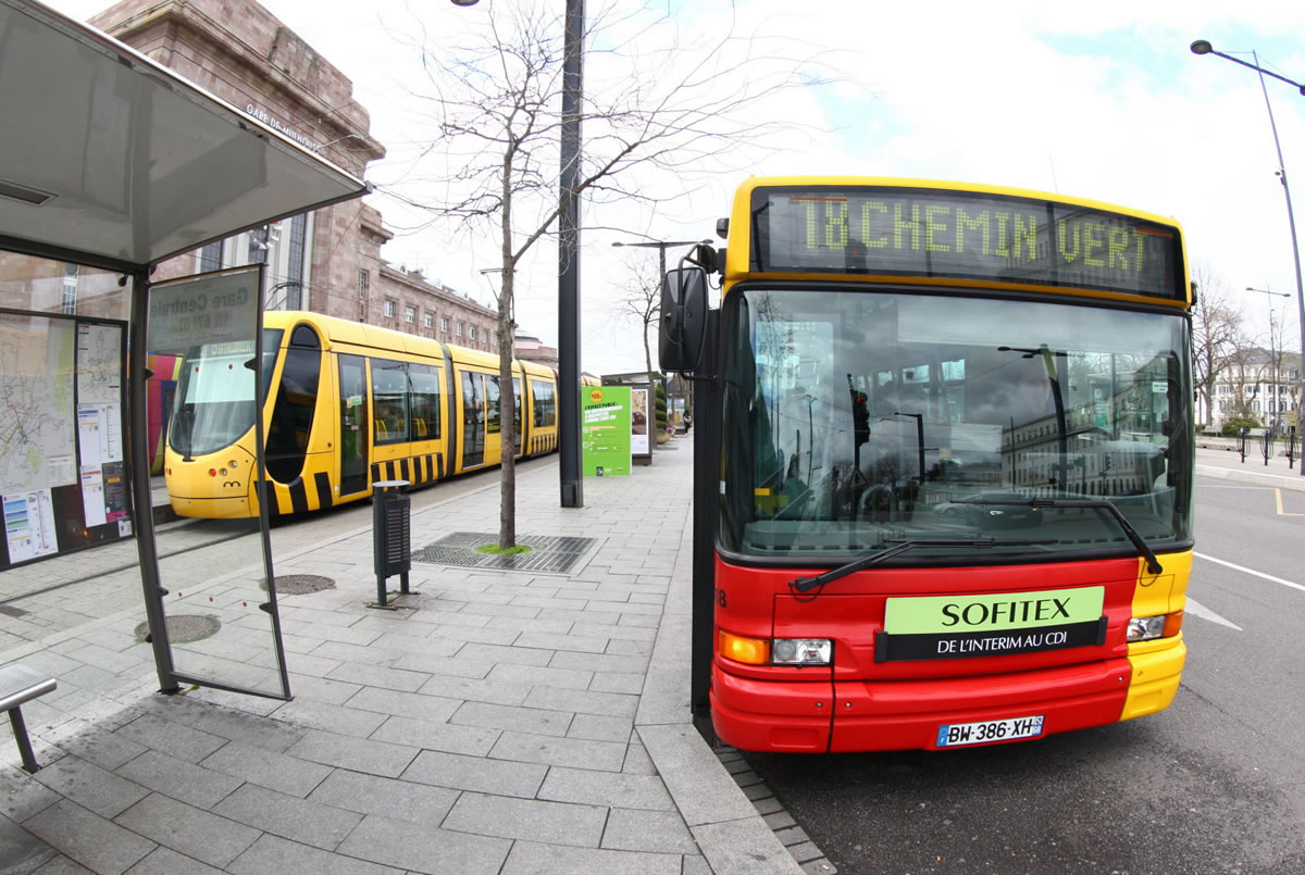 Bus et tram Soléa devant la gare centrale