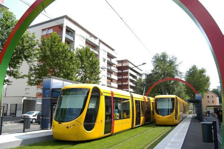 Deux trams de Mulhouse à un arrêt