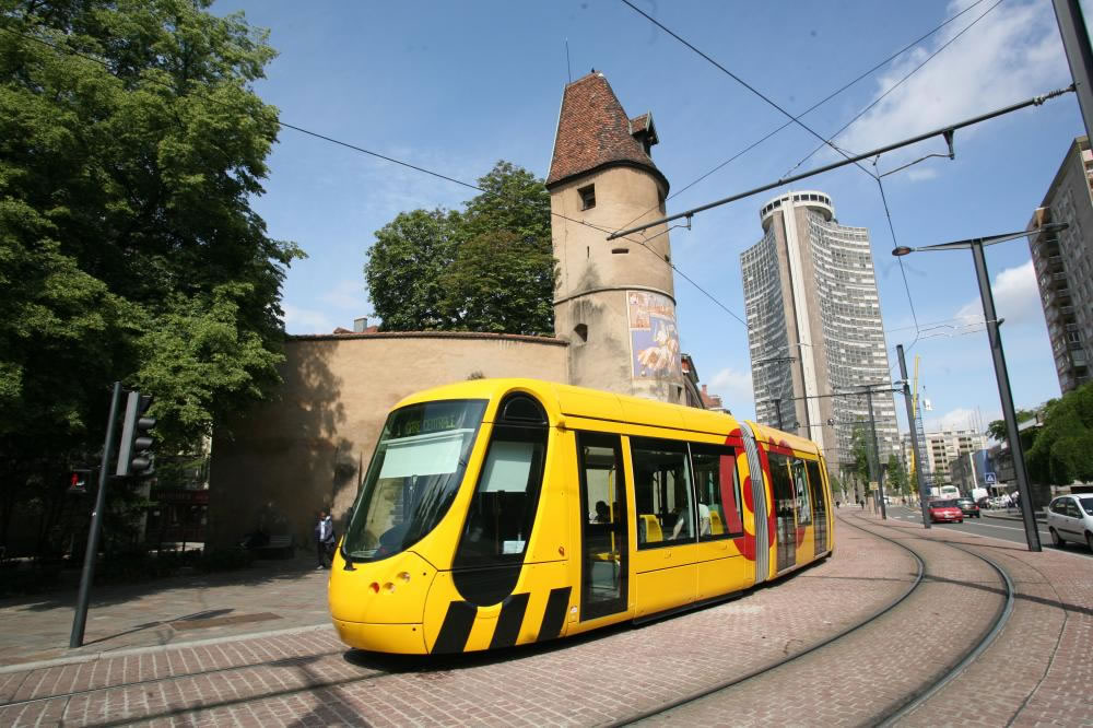 Le tram de Mulhouse près de la tour du Bollwerk