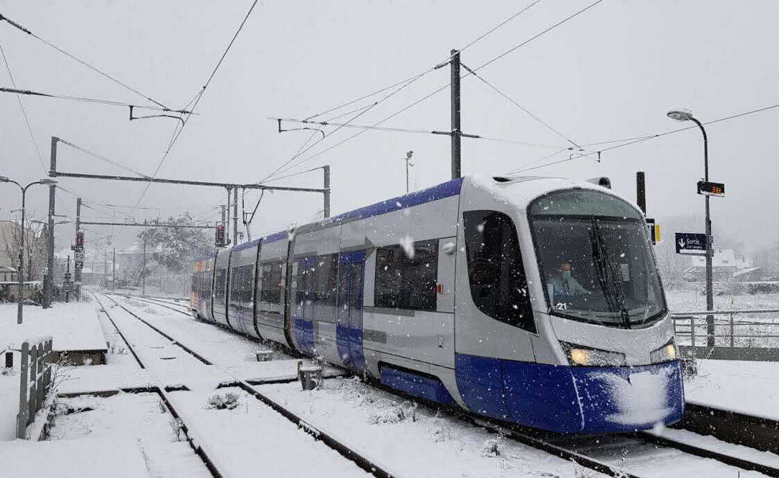 Le tram-train dans la vallée de la Thur par temps neigeux