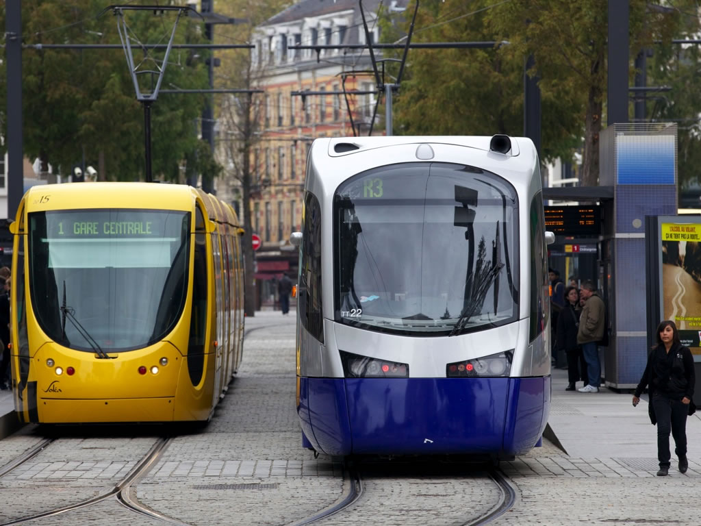 Le tram-train et le tram côte à côte