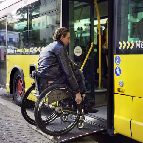 Personne à Mobilité Réduite montant dans le bus