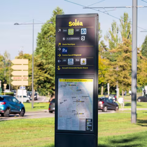 Un totem à une station tramway sur le réseau Soléa