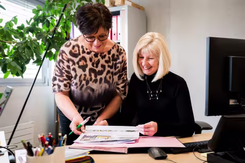 échanges entre collègues, illustrant le partage de compétences