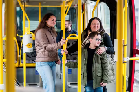 Famille qui voyage dans un tram Soléa