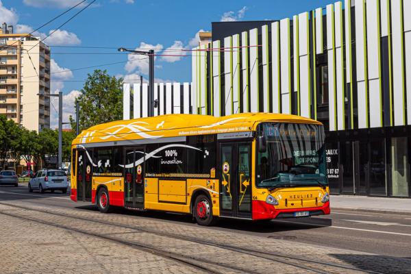 Bus Soléa près de la porte Jeune