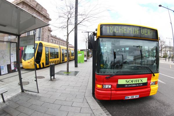 Bus et tram Soléa devant la gare centrale