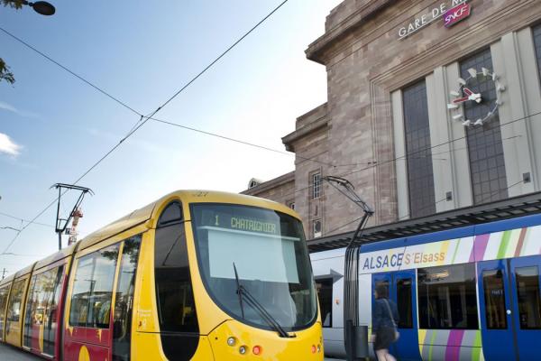 Le tram de Mulhouse devant la gare, à côté du tram-train