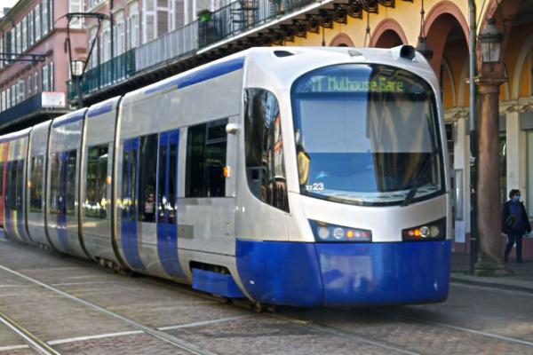 Le tram-train place de la Bourse à Mulhouse